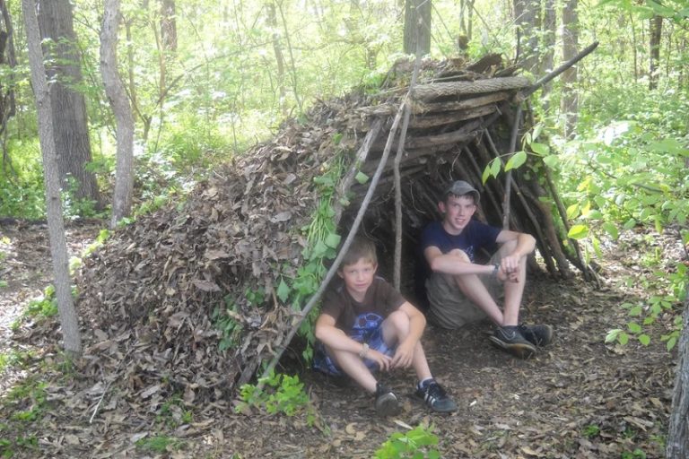 Comment faire un abri de survie feuilles et débris avec vos enfants