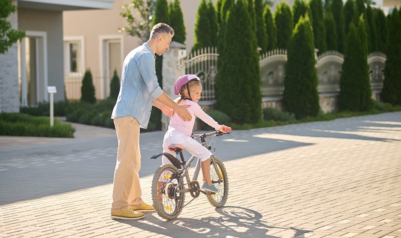 Apprendre à faire du vélo à son enfant : méthode pas à pas !
