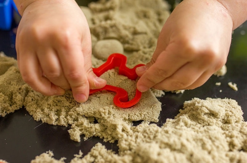 Découvrez les incroyables propriétés du sable cinétique