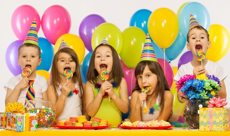 Jeux anniversaire avec des bonbons : 12 jeux de fête