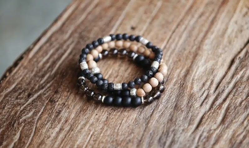 Utiliser une aiguille et créer un bracelet en perles 