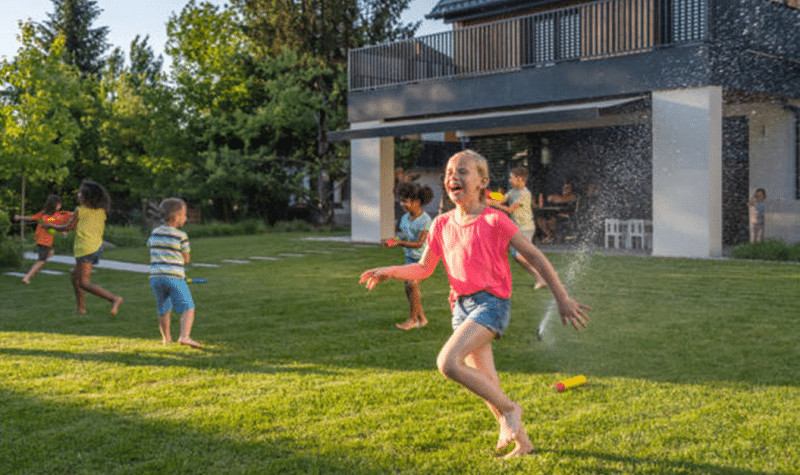 enfants jouant en plein air