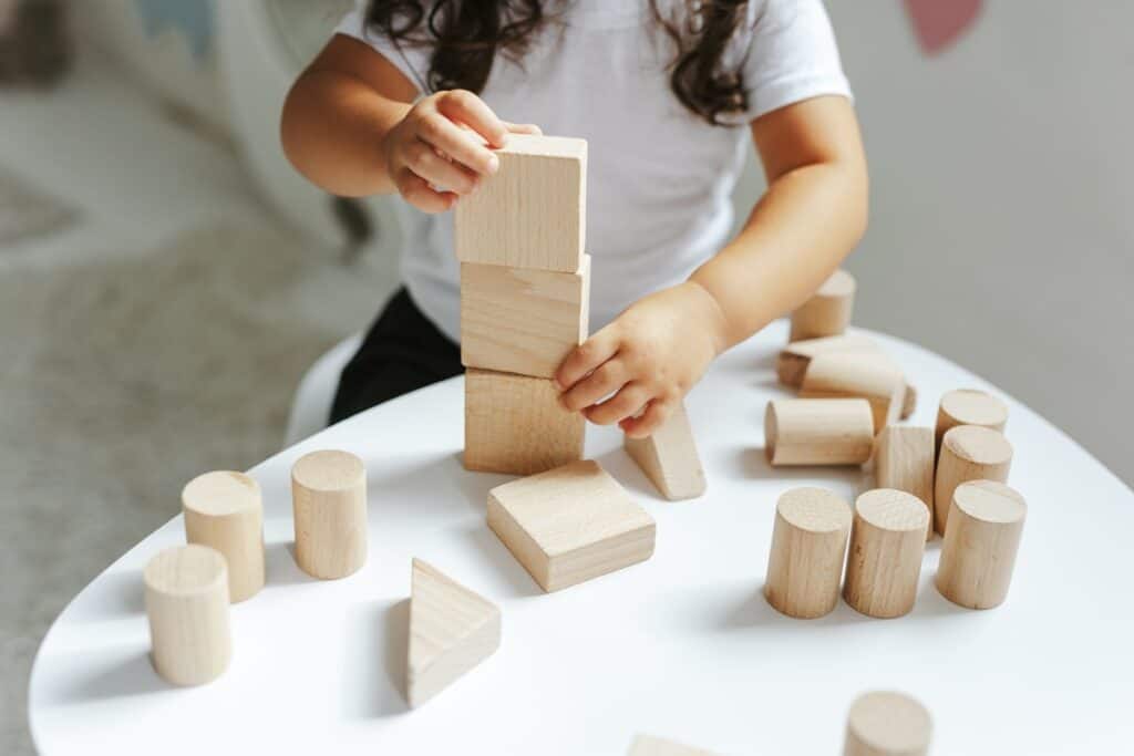 enfant jeu de construction