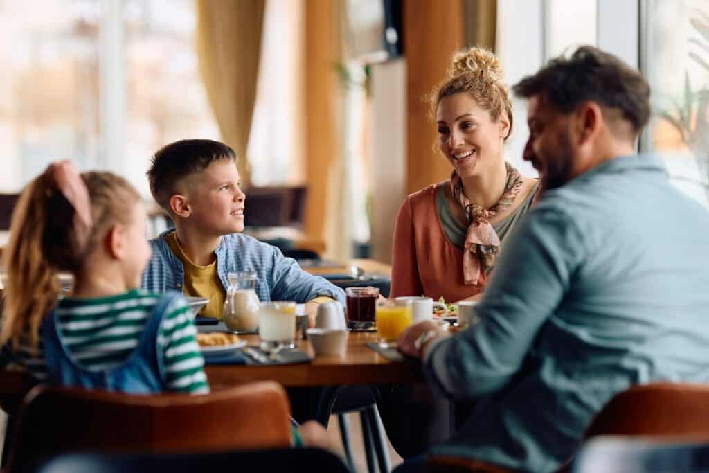 dîner au restaurant en famille