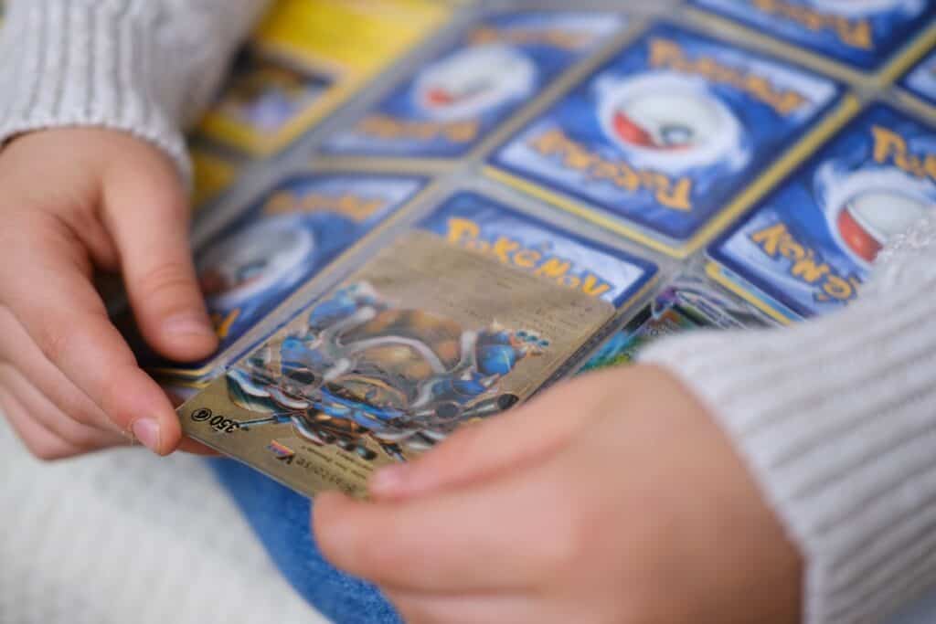 glisser carte pokémon dans classeur