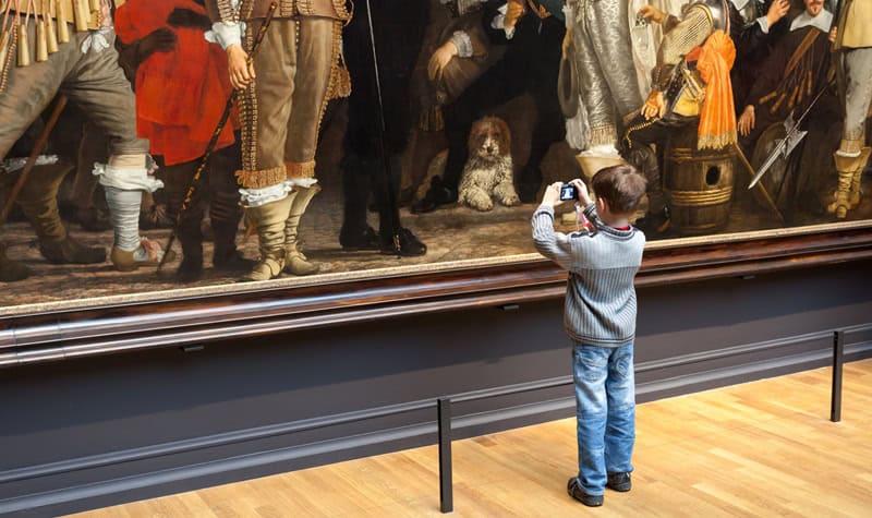 enfant devant tableau La Ronde de nuit de Rembrandt au musée Rijks