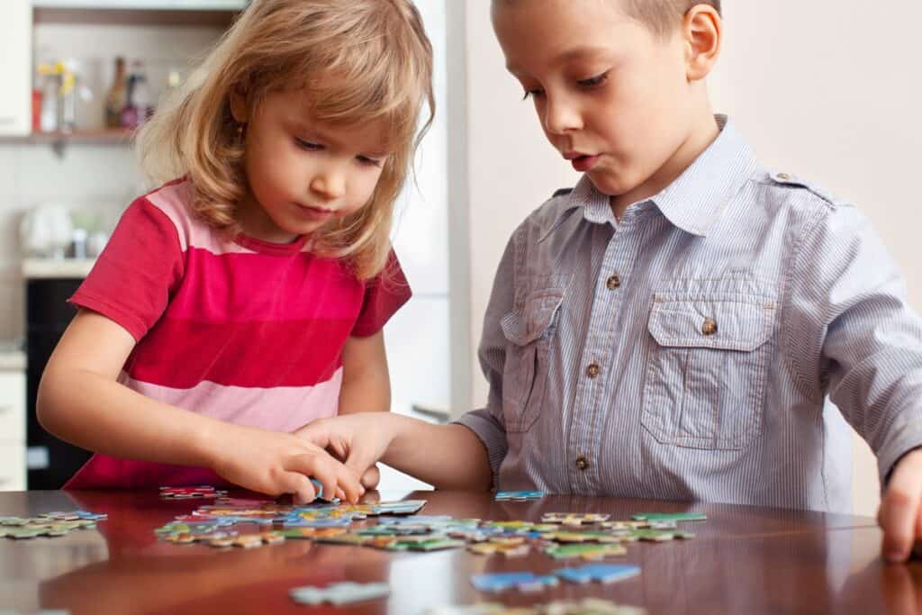 2 enfants font un puzzle