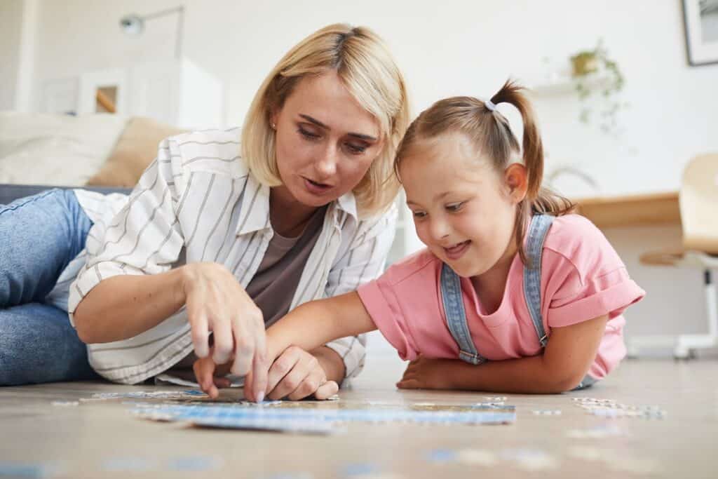 mère et fille font un puzzle