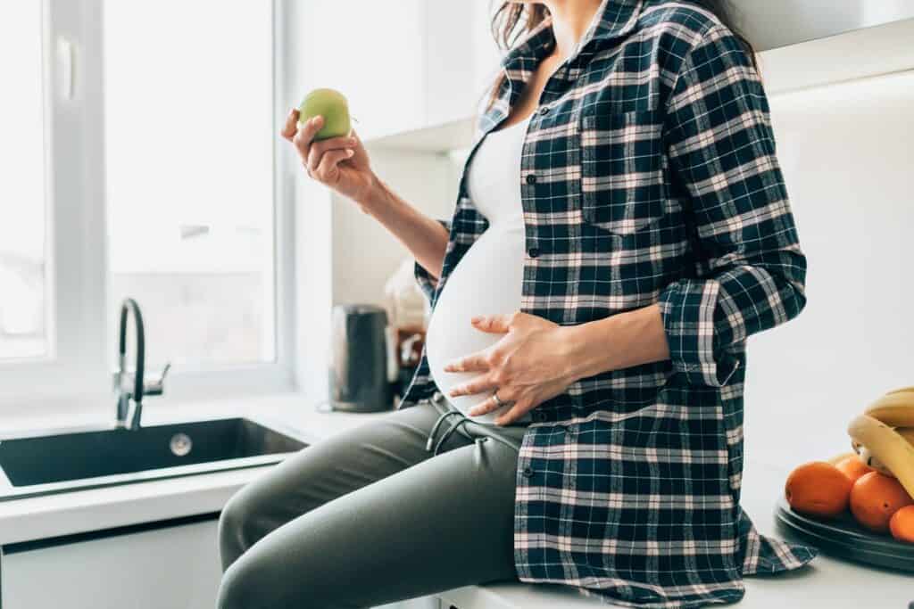 femme enceinte en t-shirt et chemise