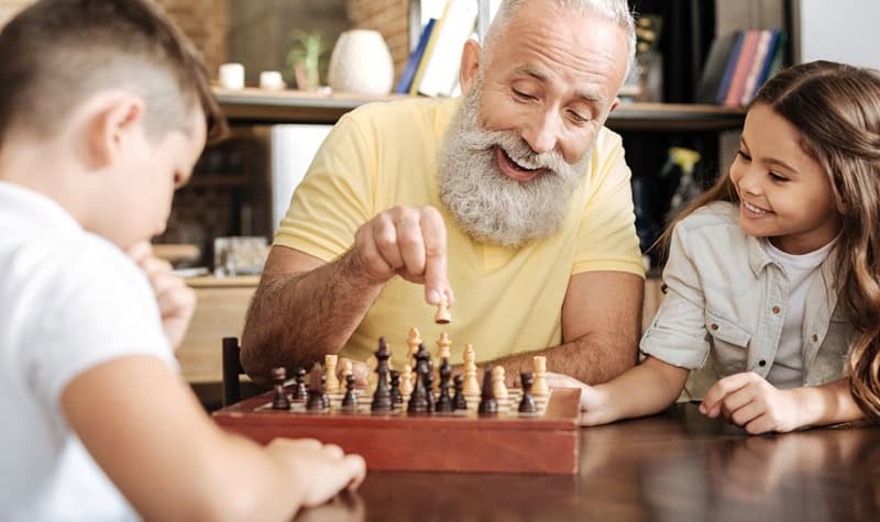 famille jouant aux échecs