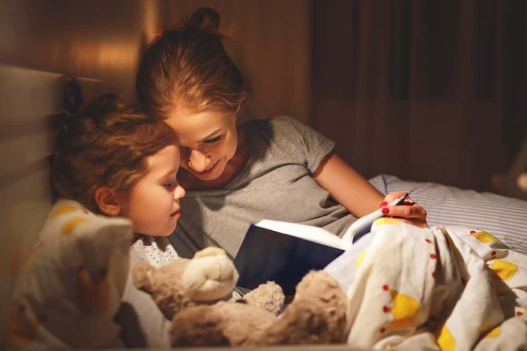 maman lit livre enfant avant de dormir