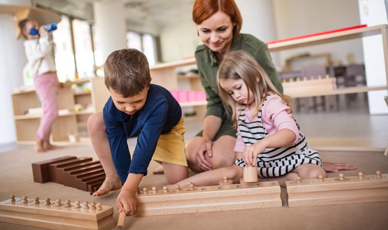 activité montessori avec éducateur