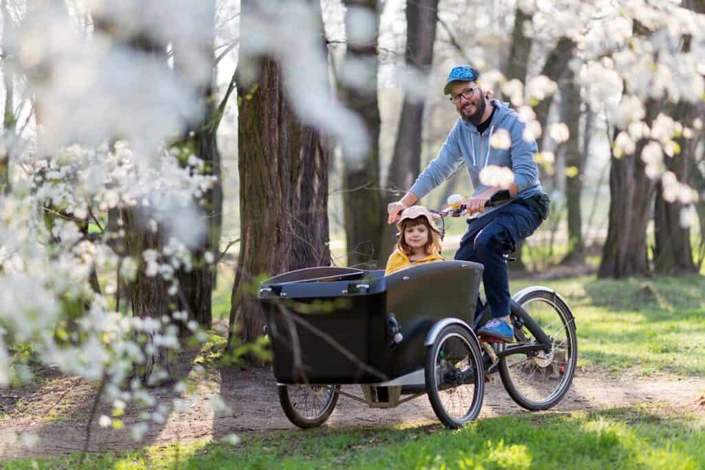 enfant dans un vélo électrique triporteur