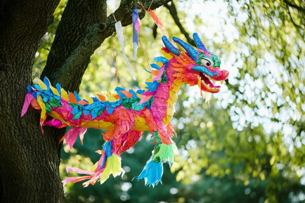 pinata dragon accroché à un arbre