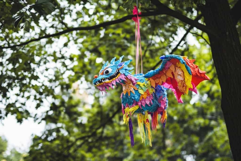 pinata dragon accroché à un arbre