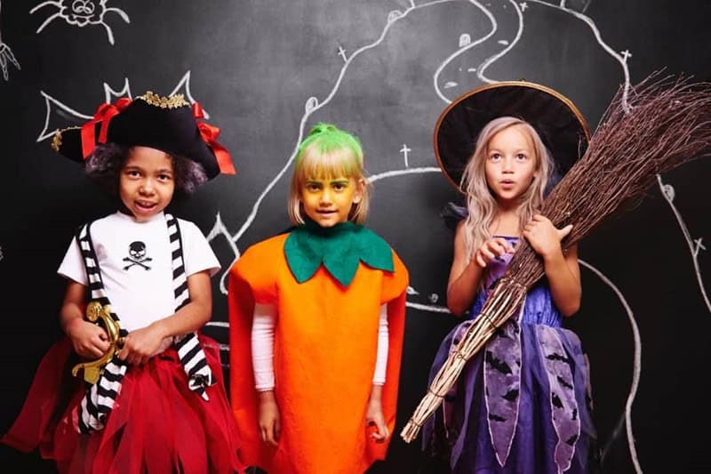 enfants en costume d'Halloween