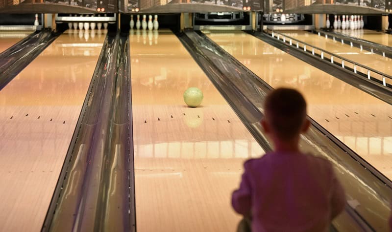 enfant jouant au bowling