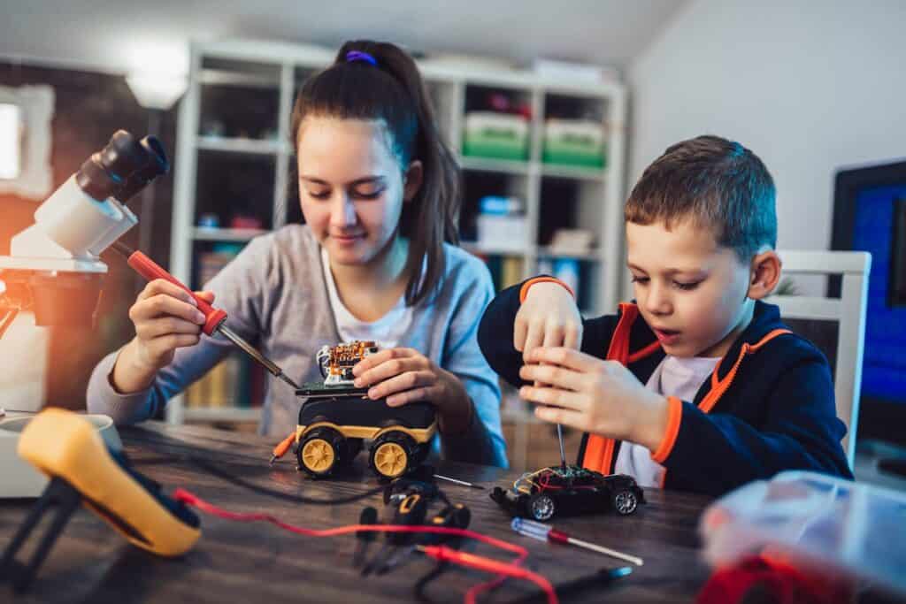 mère et fils construisant un set Lego Technic