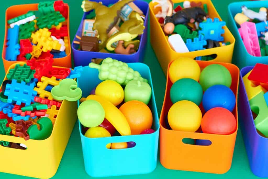 bacs colorés pour ranger les jouets