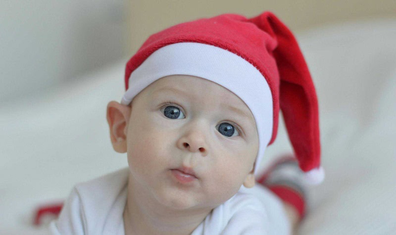 bébé de 6 mois avec un bonnet de Noël