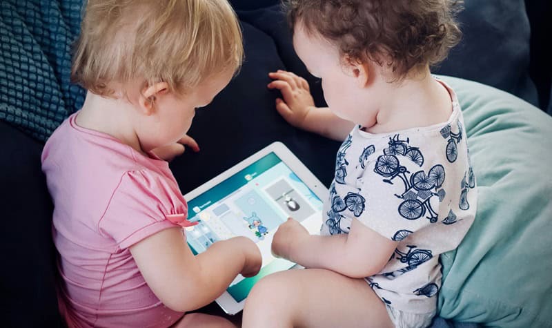 deux jeunes enfants dans une crèche