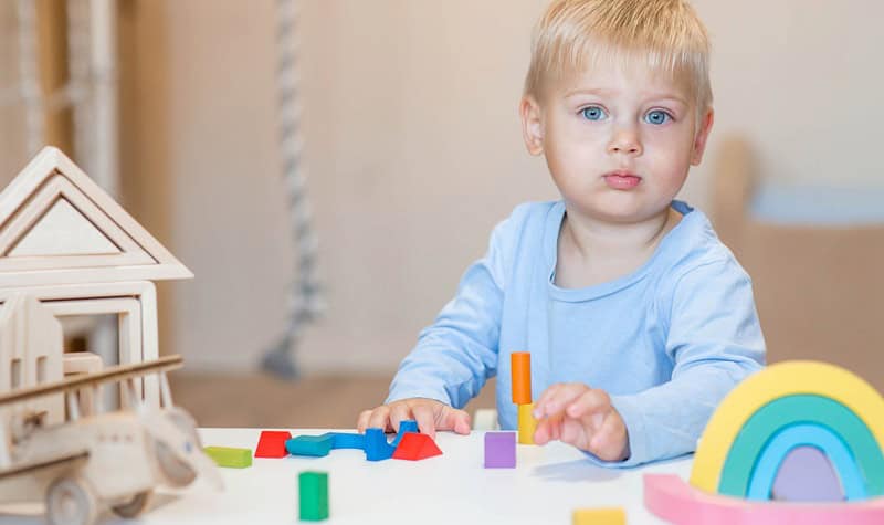 très jeune enfant avec des jouets éducatifs