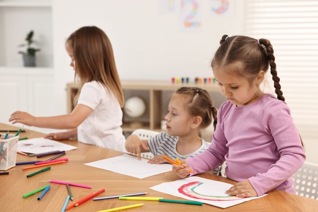 enfants qui dessinent