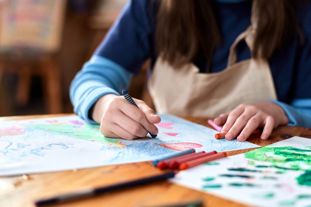 fille qui dessine