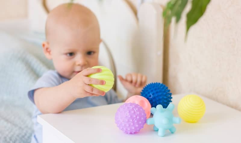 5 jeux sensoriels à offrir à un bébé curieux